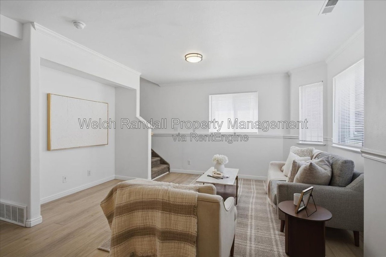 1093 Healy St - Photo 3 of 32