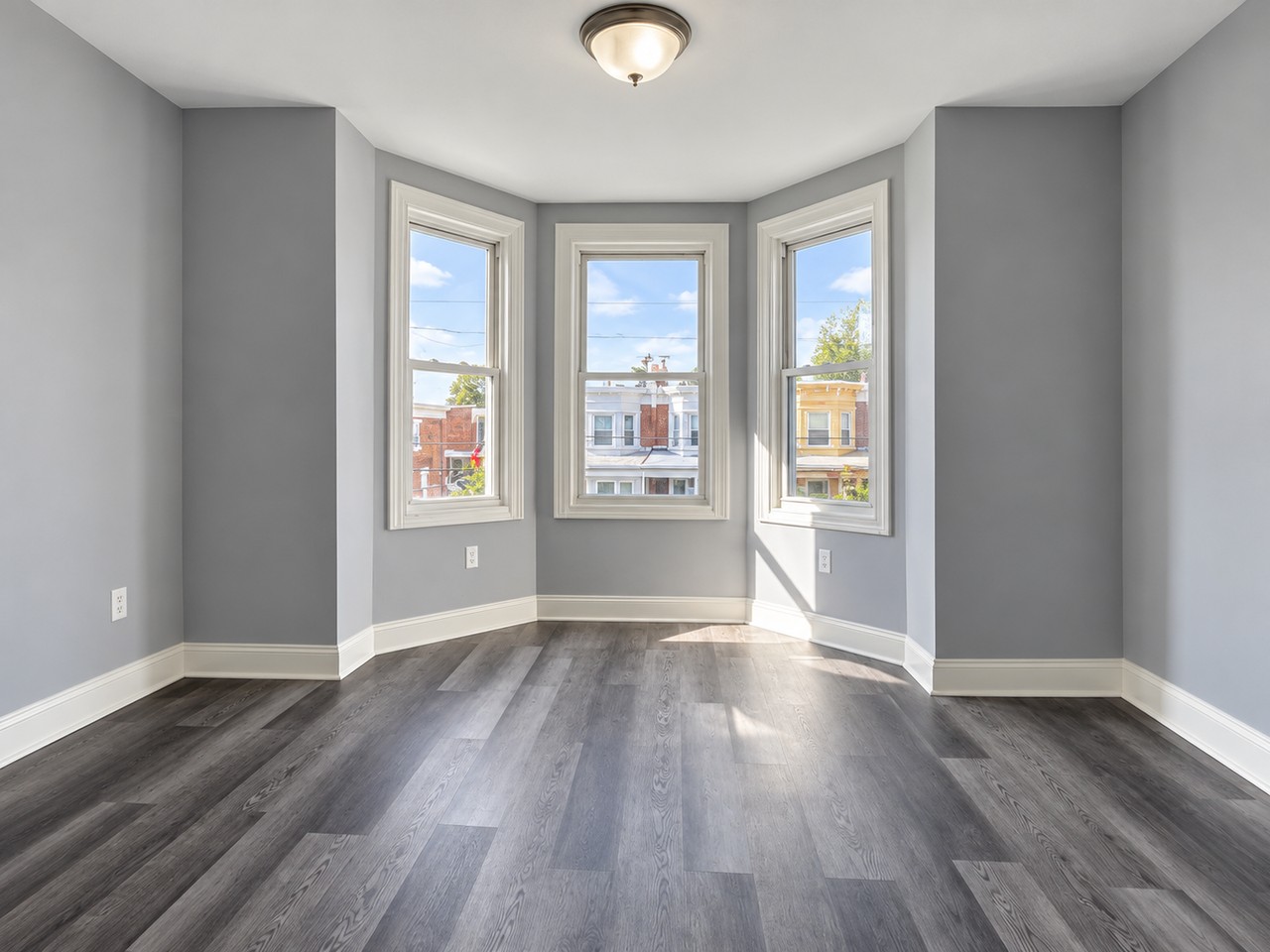 5414 Whitby Ave - Photo 4 of 10