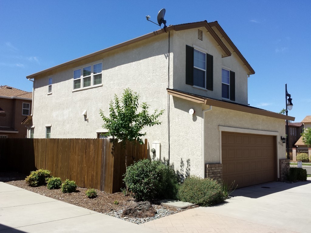 2143 Vienna Way - Photo 2 of 25