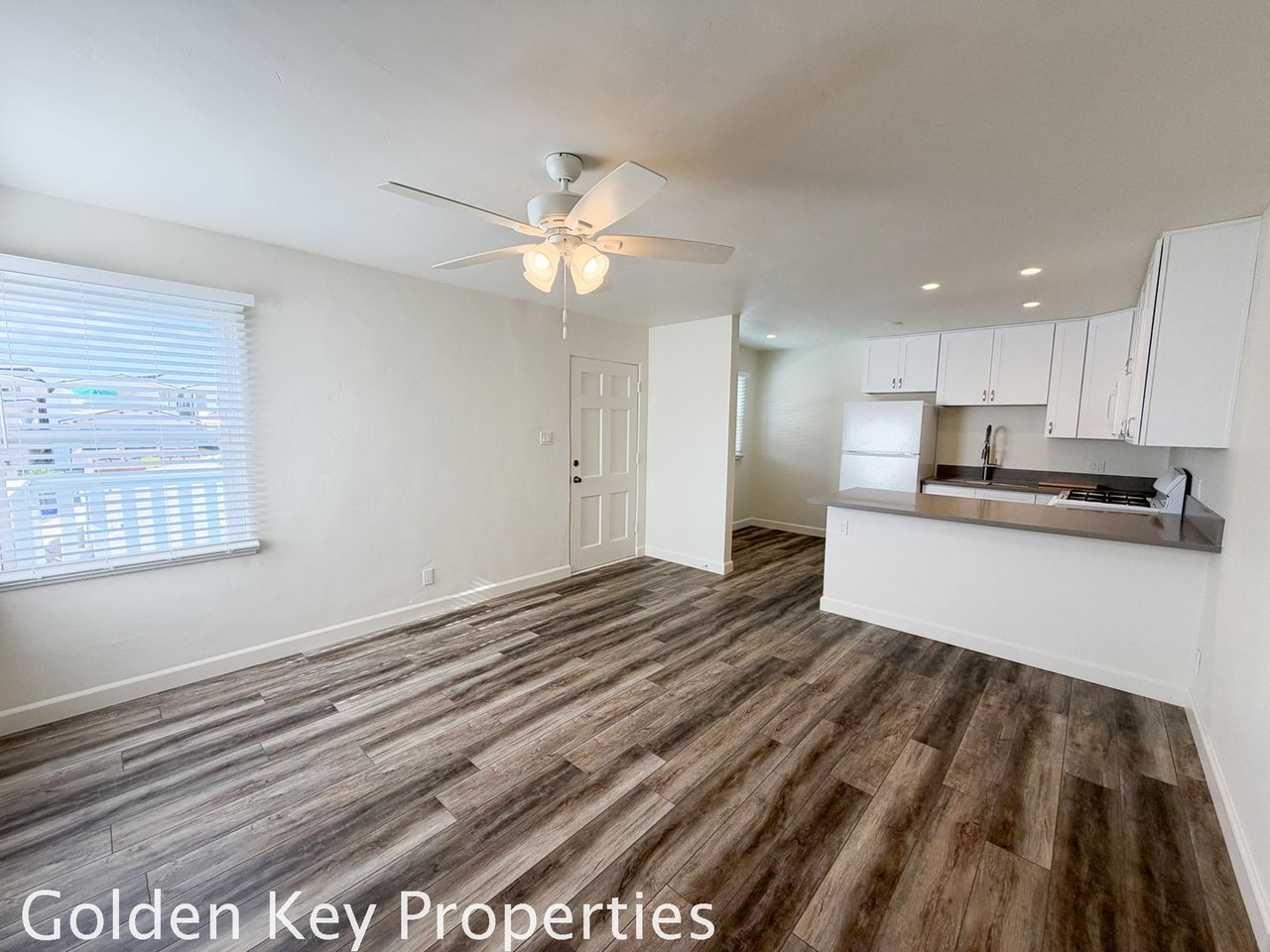 816 S Pacific St #C - Photo 3 of 14
