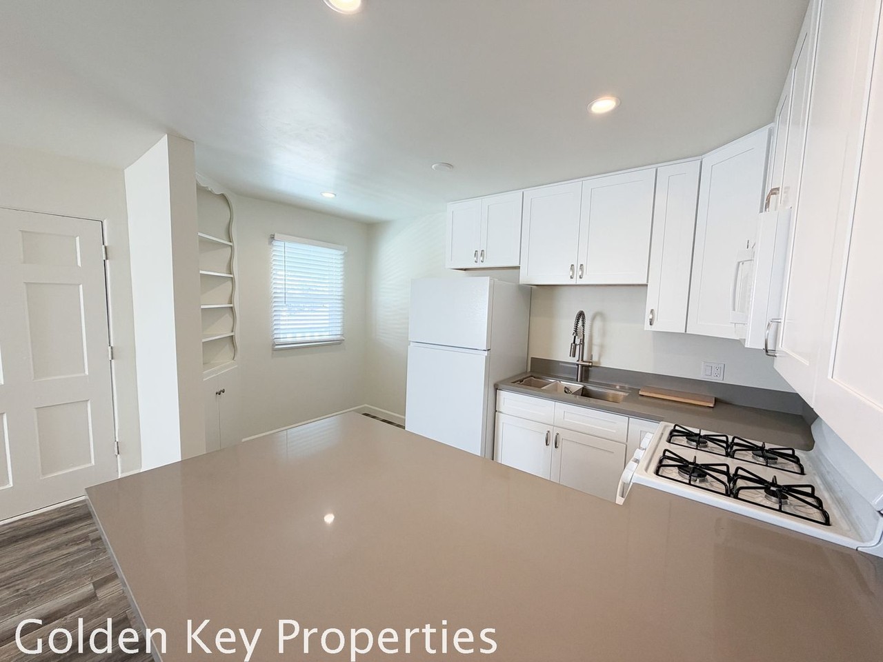 816 S Pacific St #C - Photo 6 of 14
