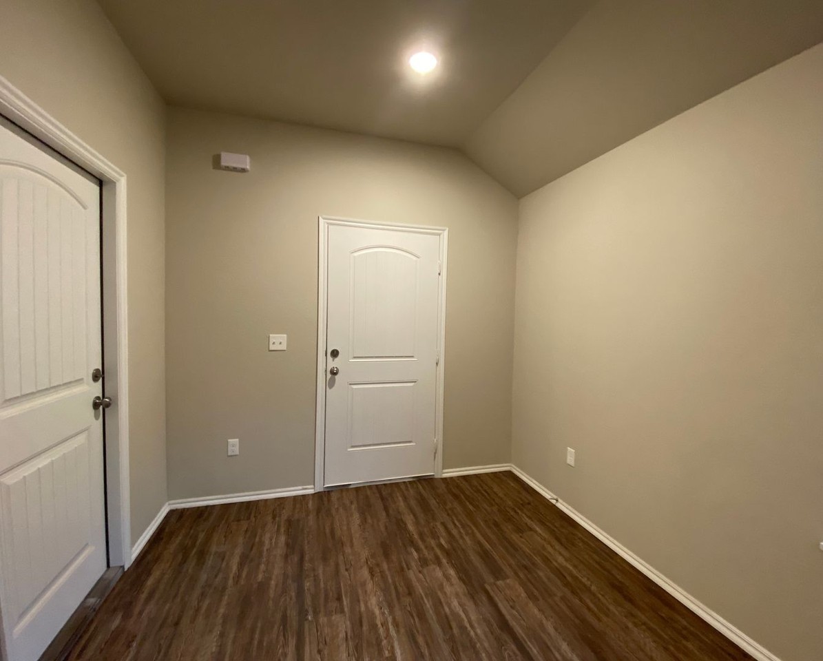 10904 Nw 119th St - Photo 4 of 25