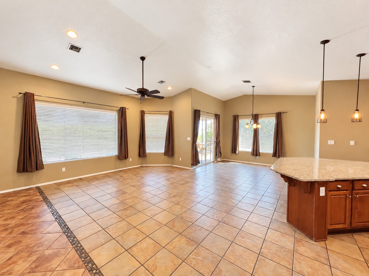 2546 S View Pkwy - Photo 3 of 33