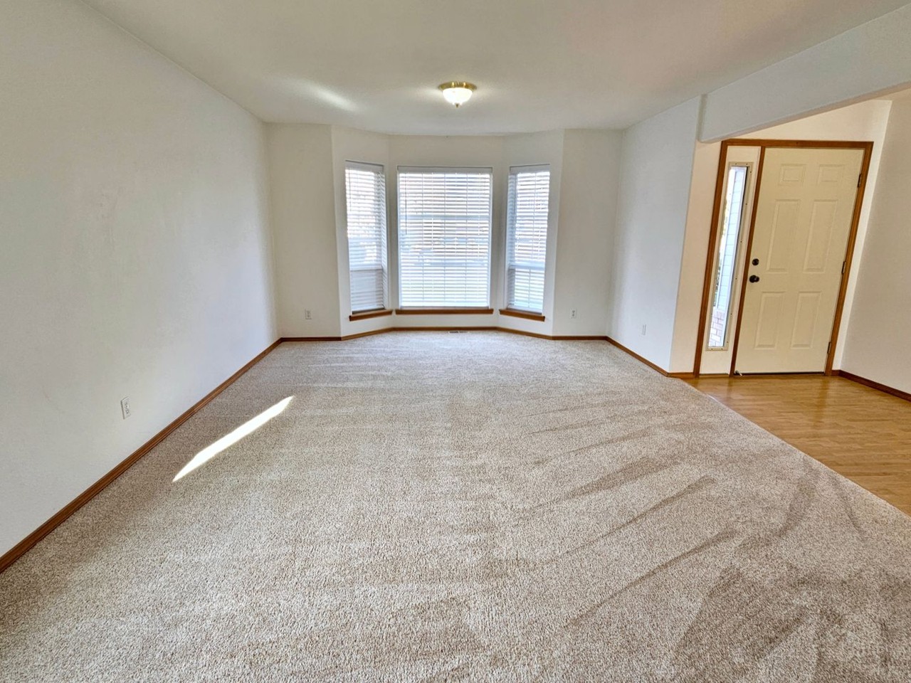 1444 Oxford Ave - Photo 4 of 42