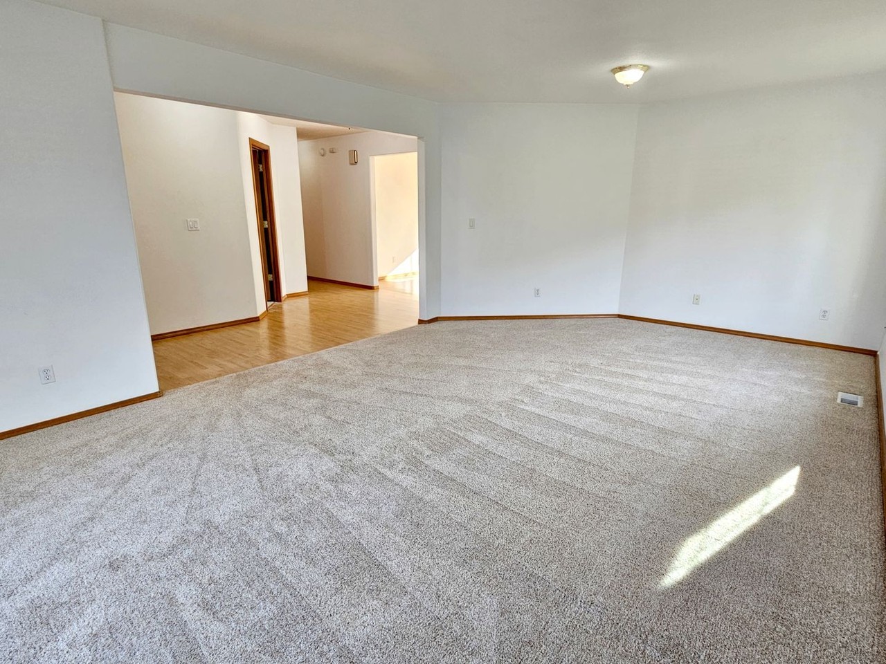 1444 Oxford Ave - Photo 6 of 42