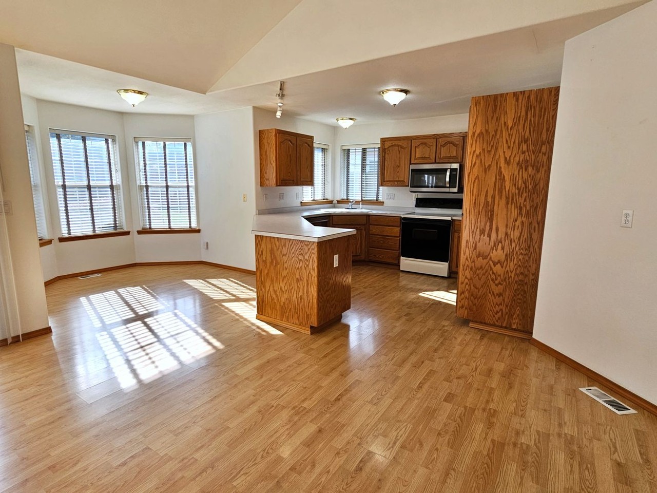 1444 Oxford Ave - Photo 7 of 42