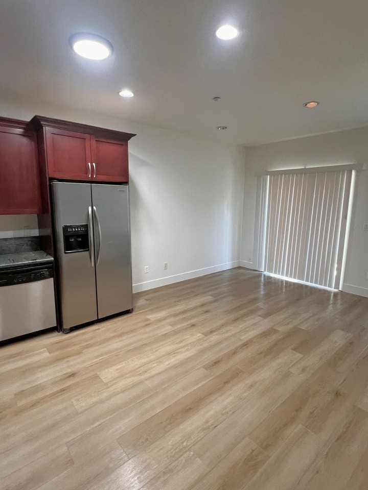 19559 Meekland Ave - Photo 5 of 26