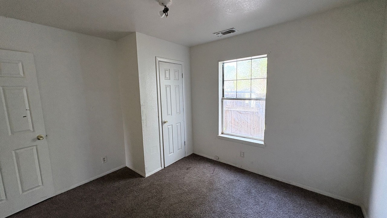 505 E 4th St - Photo 5 of 8