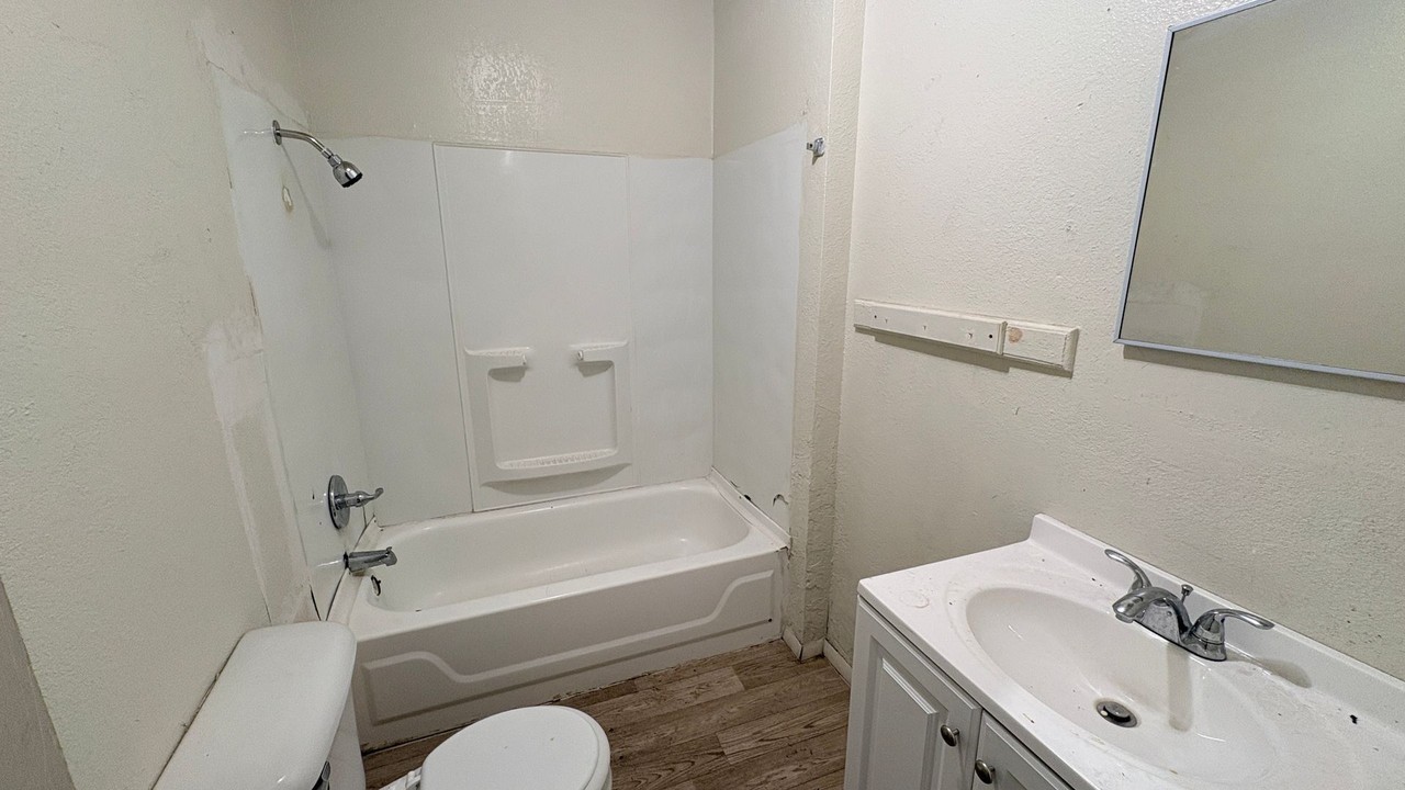 505 E 4th St - Photo 6 of 8