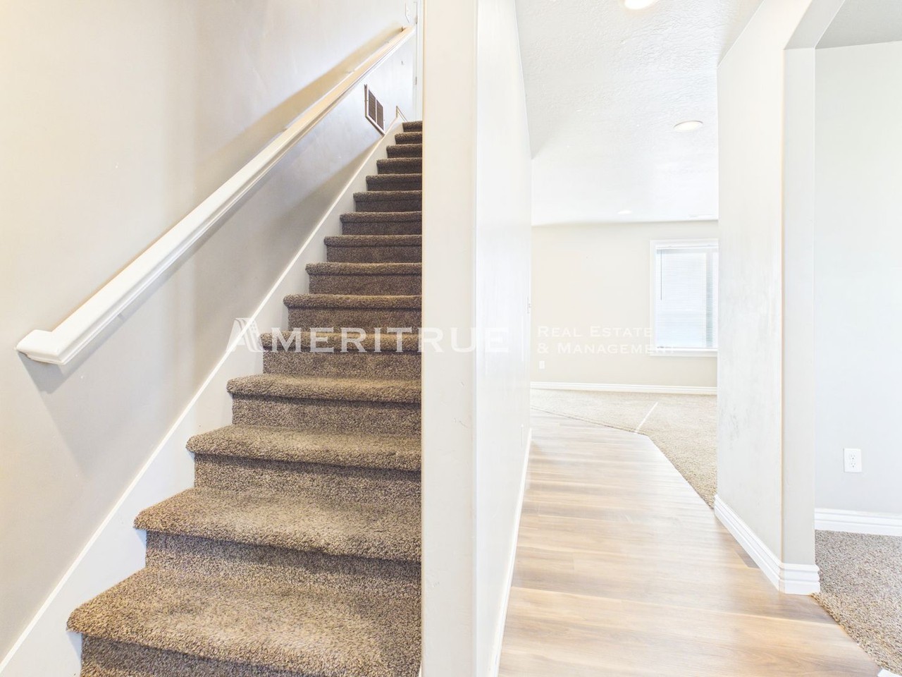 205 W Braeburn Ln - Photo 2 of 28
