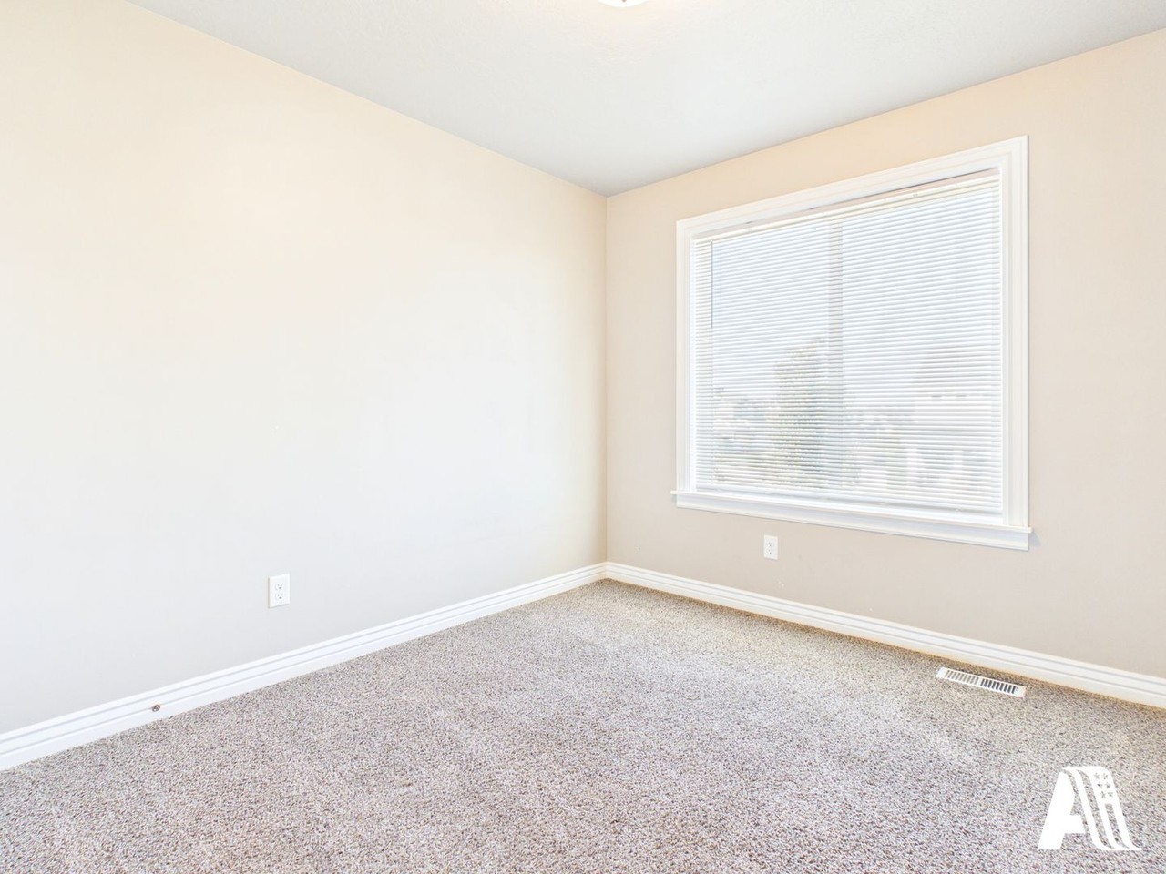 205 W Braeburn Ln - Photo 4 of 28