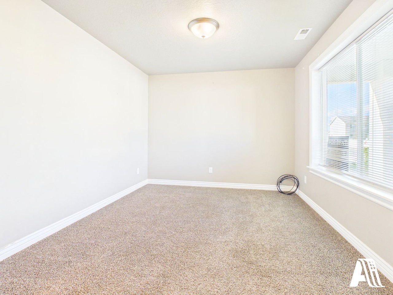 205 W Braeburn Ln - Photo 6 of 28