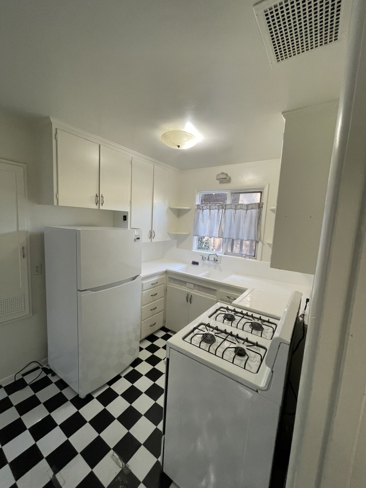 1112 Fremont Ave - Photo 5 of 16