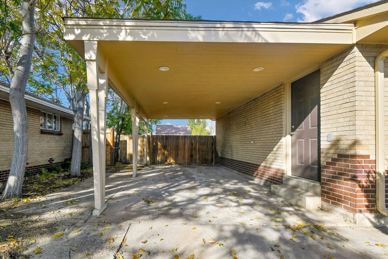 5781 E 68th Ave - Photo 4 of 32