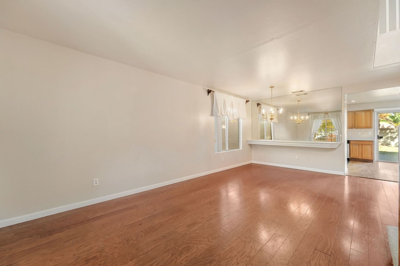 1008 Menands Ave - Photo 4 of 26