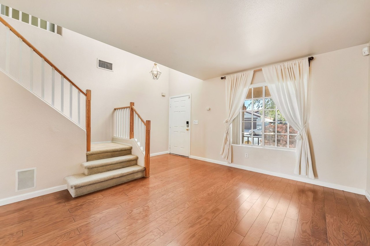 1008 Menands Ave - Photo 5 of 26