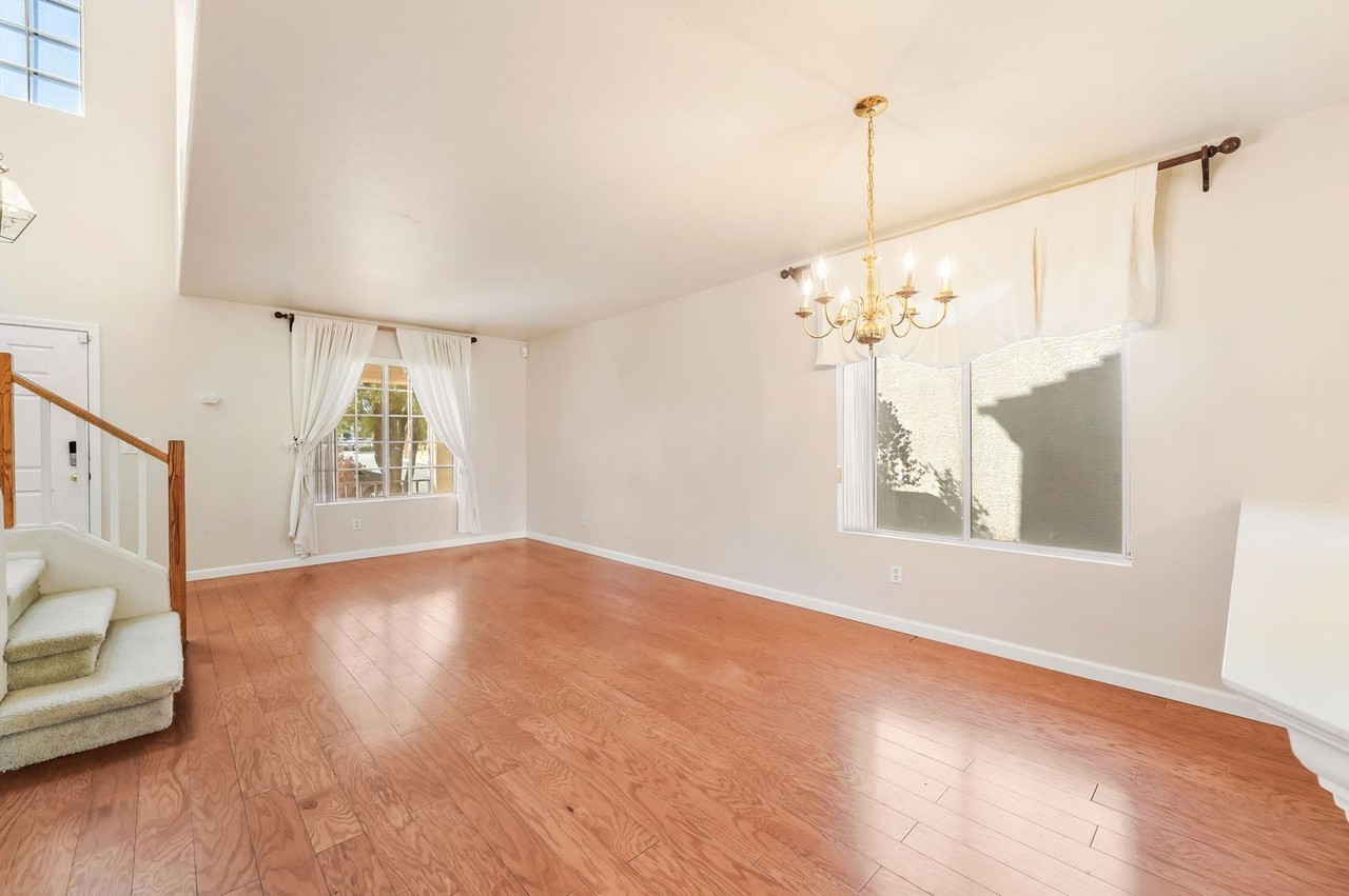 1008 Menands Ave - Photo 6 of 26