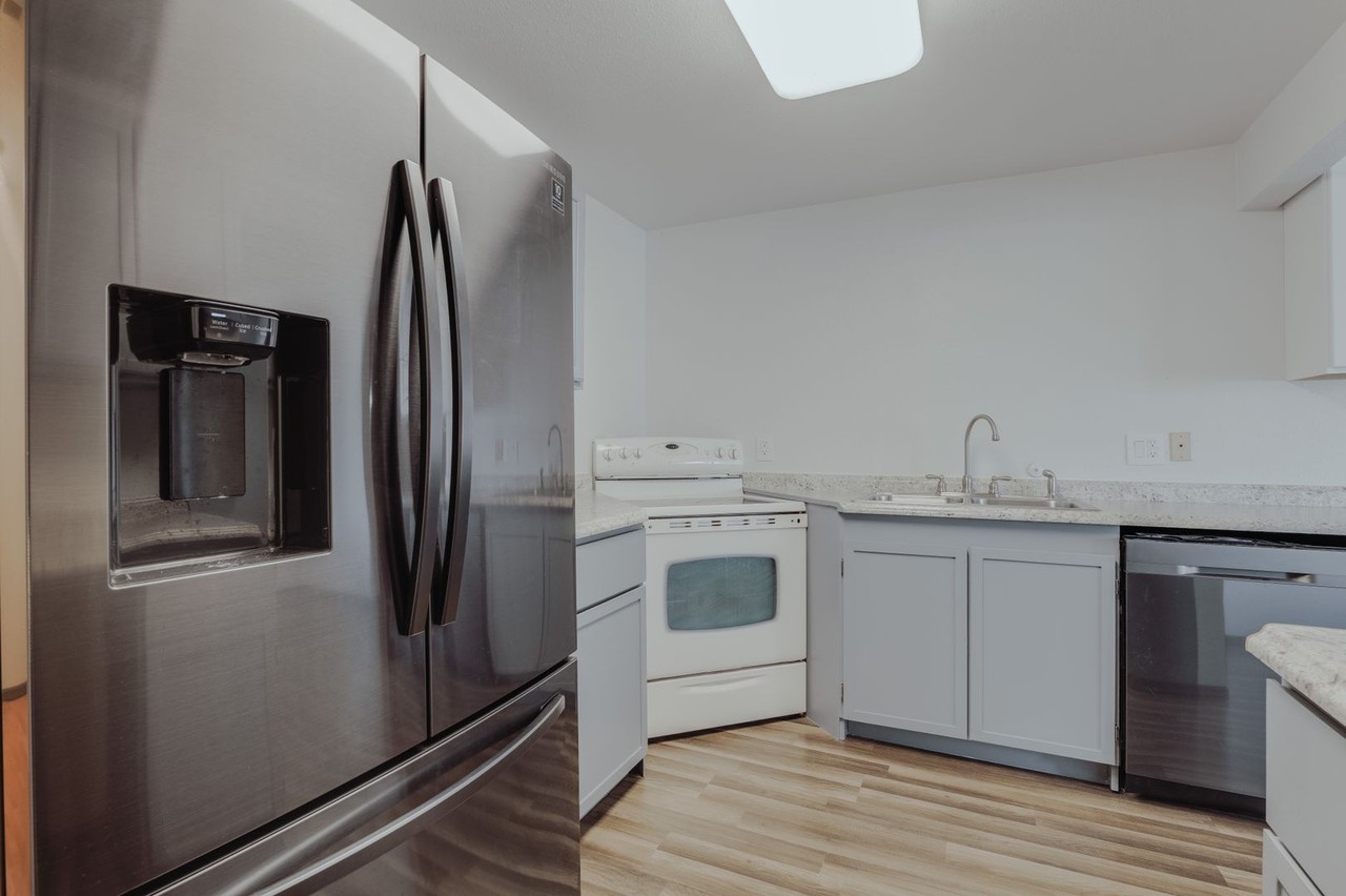 1615 19th Dr Ne - Photo 2 of 18