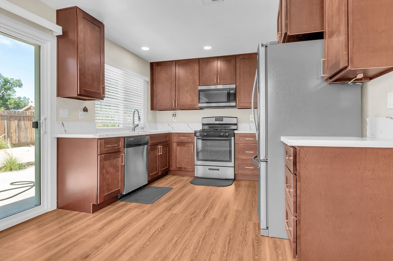 9934 Poplar Avenue - Photo 6 of 30