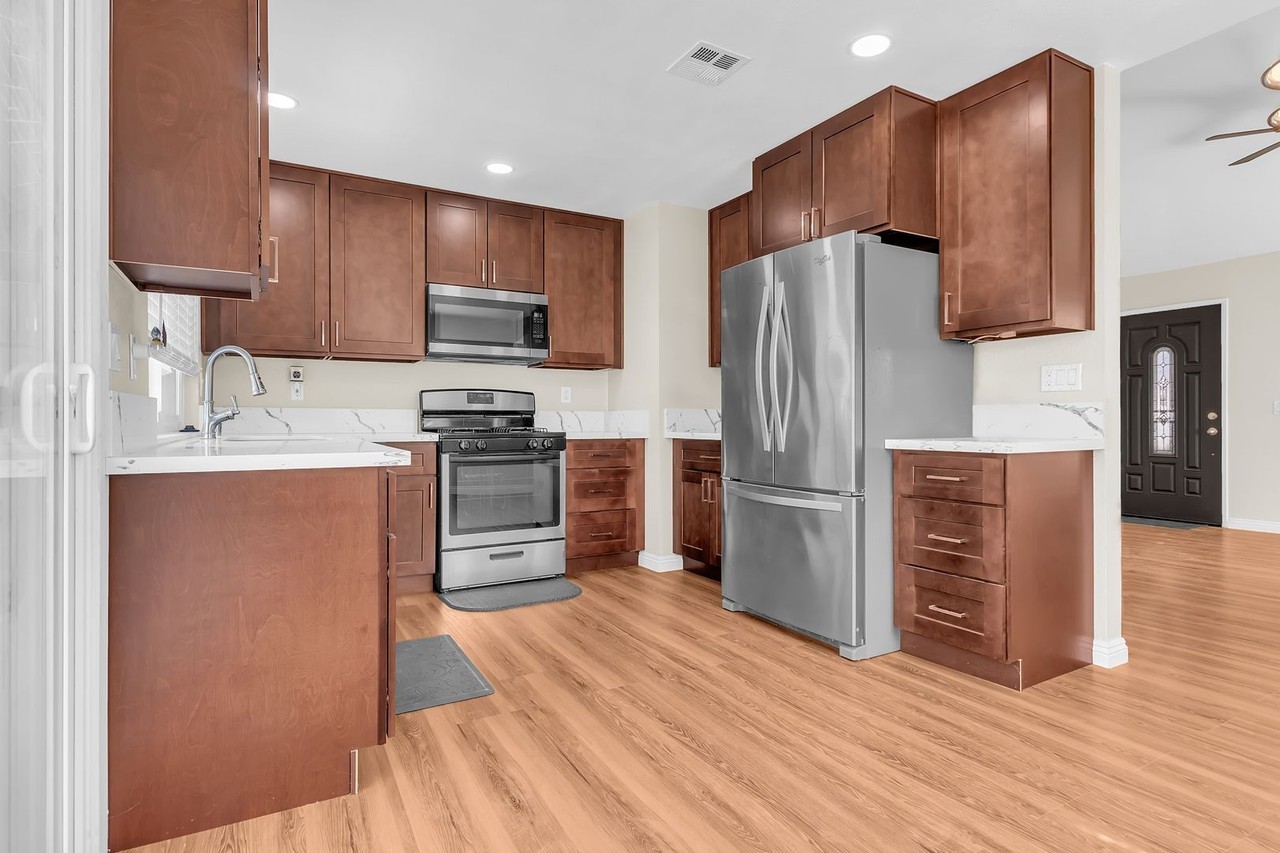 9934 Poplar Avenue - Photo 7 of 30