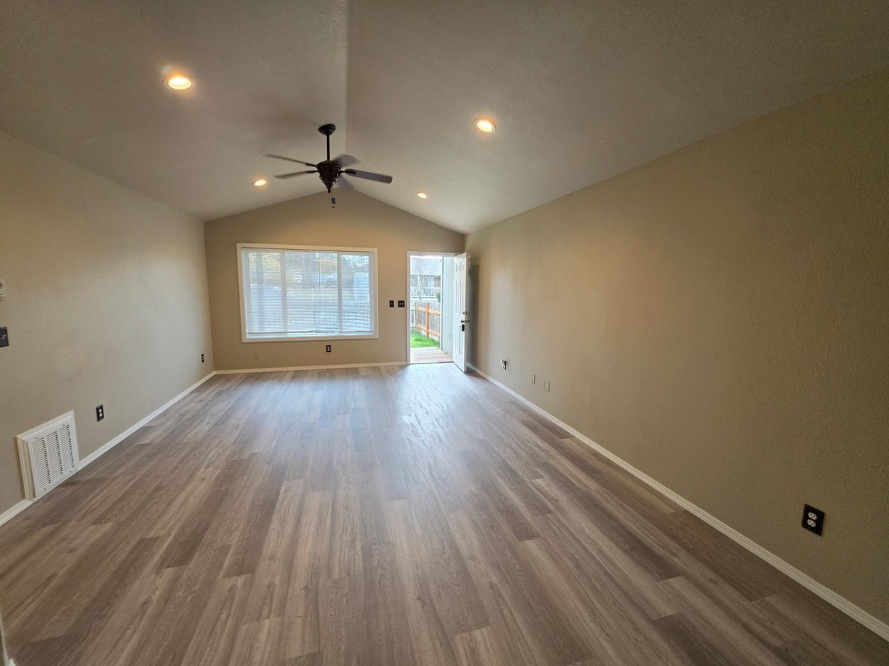 15064 N Anthony St - Photo 4 of 22