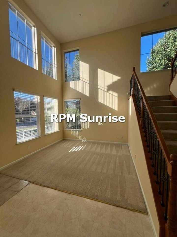 1676 Marigold Dr - Photo 3 of 20