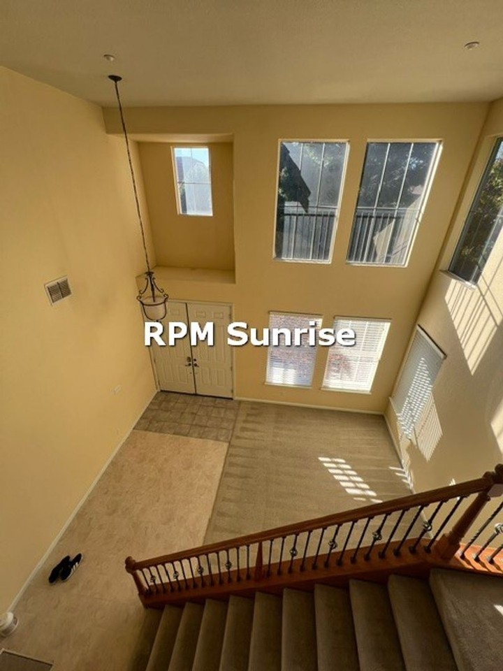 1676 Marigold Dr - Photo 4 of 20
