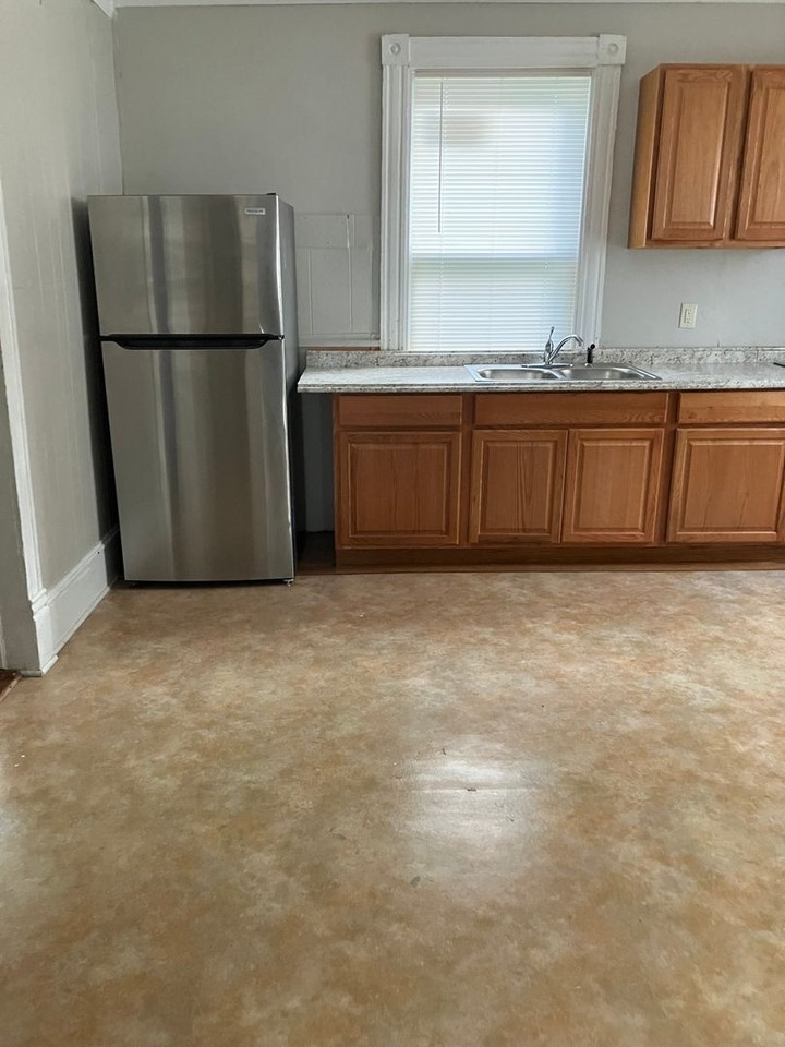 1405 Oakdale Ave - Photo 2 of 12