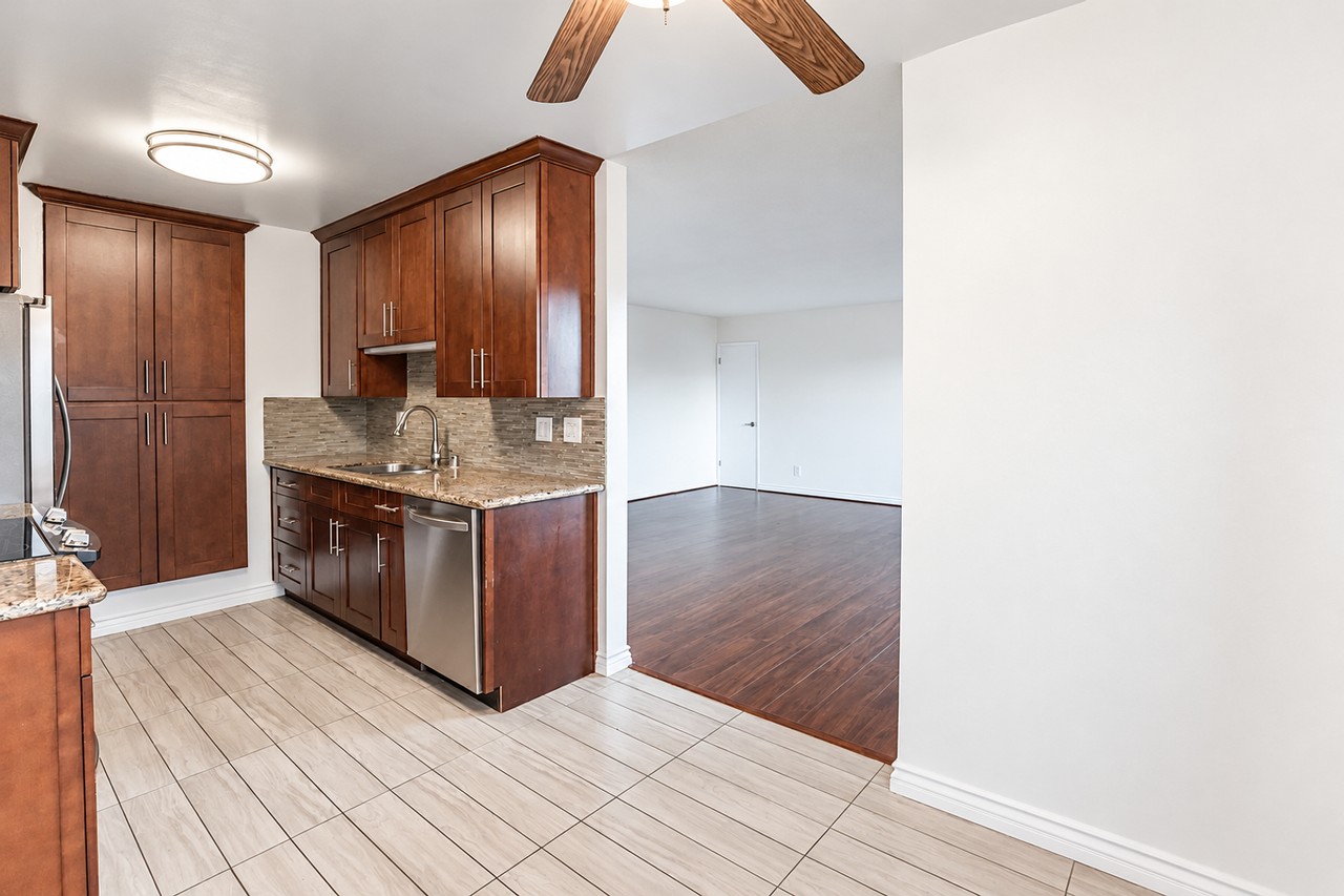 2314 Oak St - Photo 3 of 13