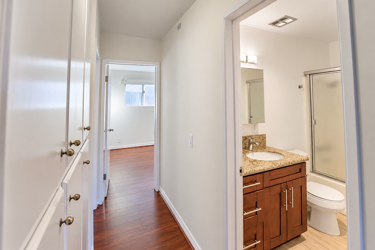 2314 Oak St - Photo 6 of 13
