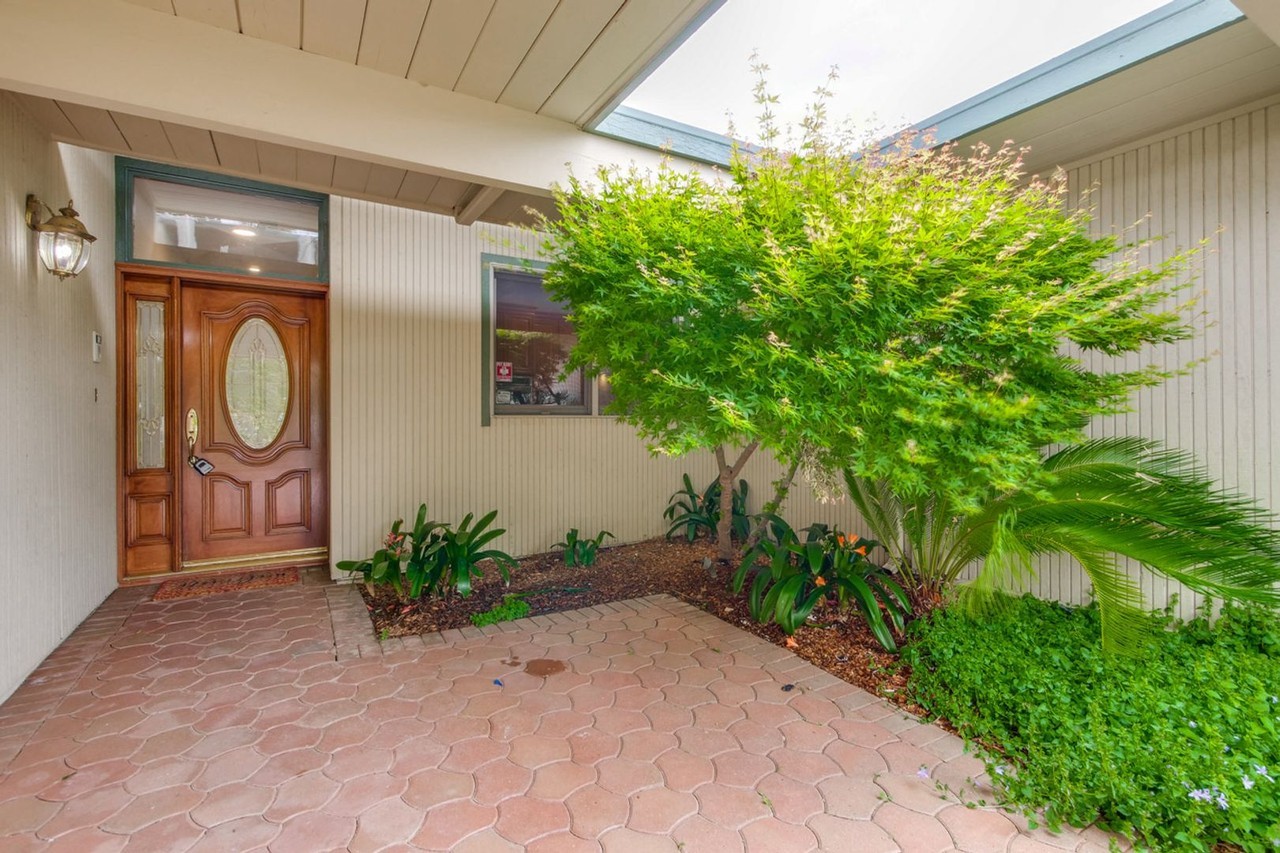 2053 Sandalwood Ct - Photo 2 of 30