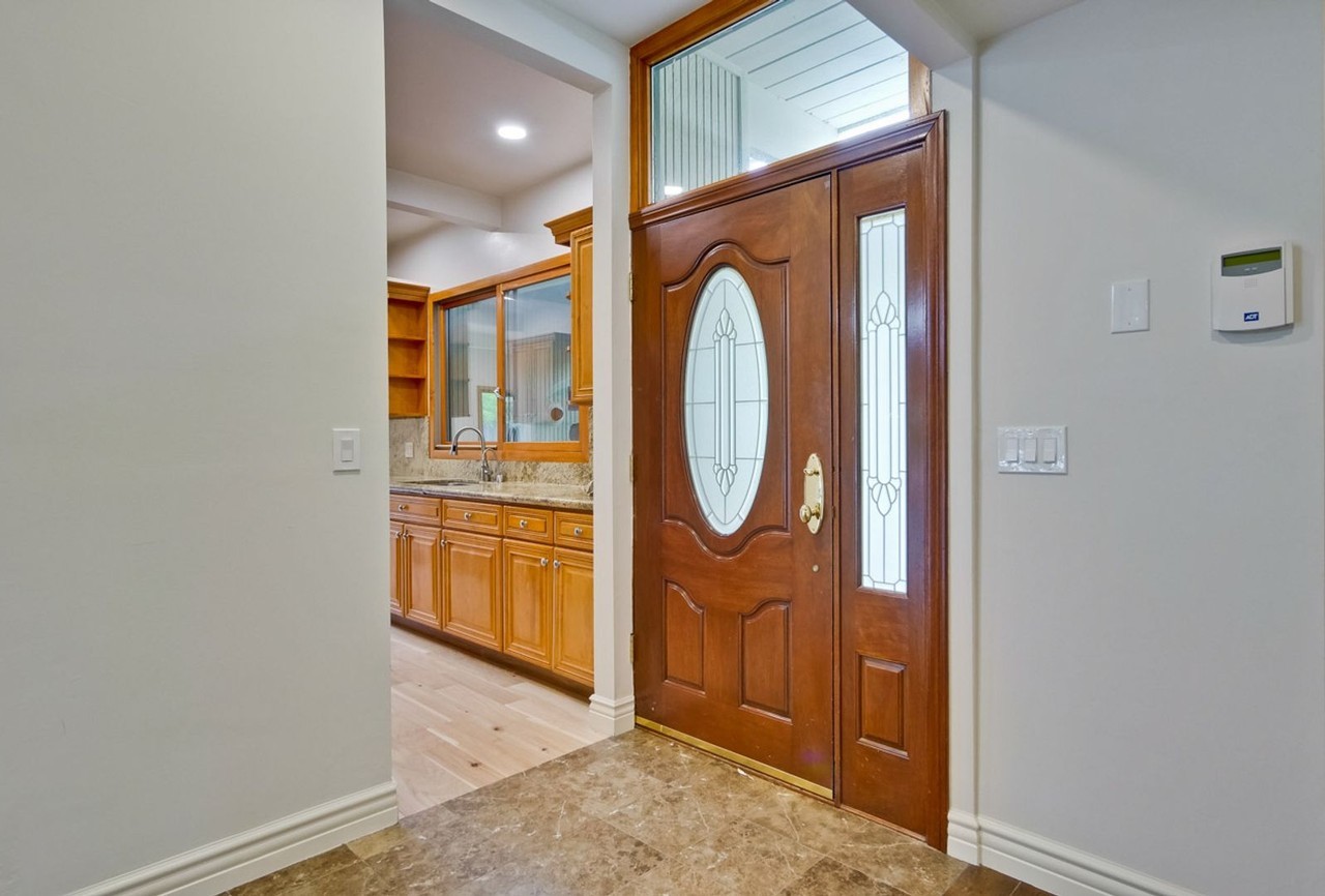 2053 Sandalwood Ct - Photo 3 of 30