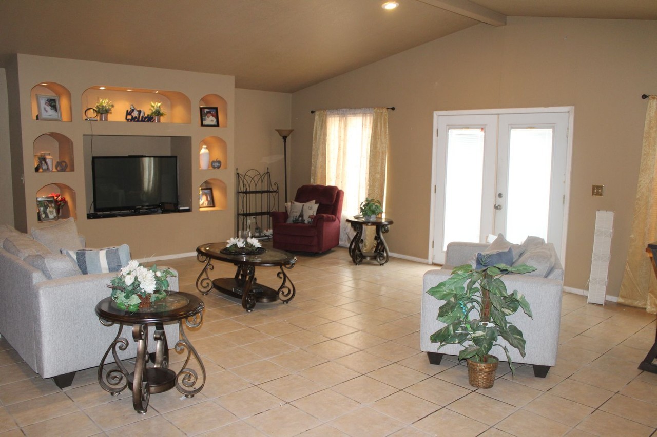 2728 Dunoon Dr - Photo 3 of 11