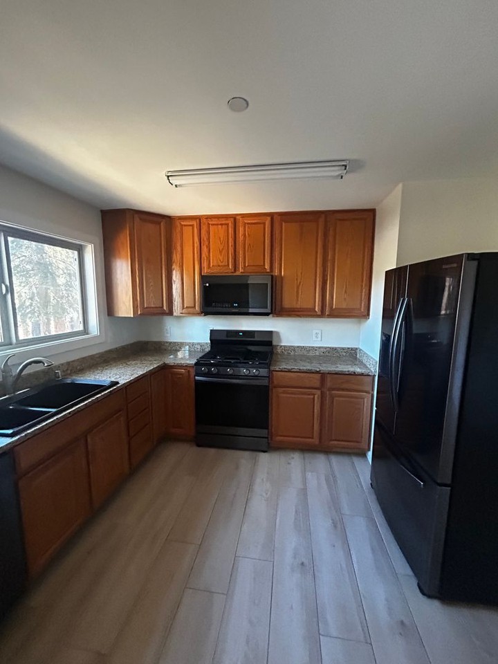 1097 Blue Lake Ave - Photo 3 of 19