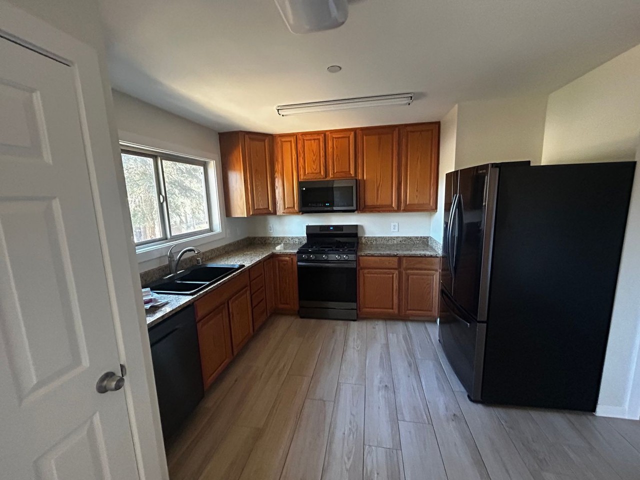 1097 Blue Lake Ave - Photo 4 of 19