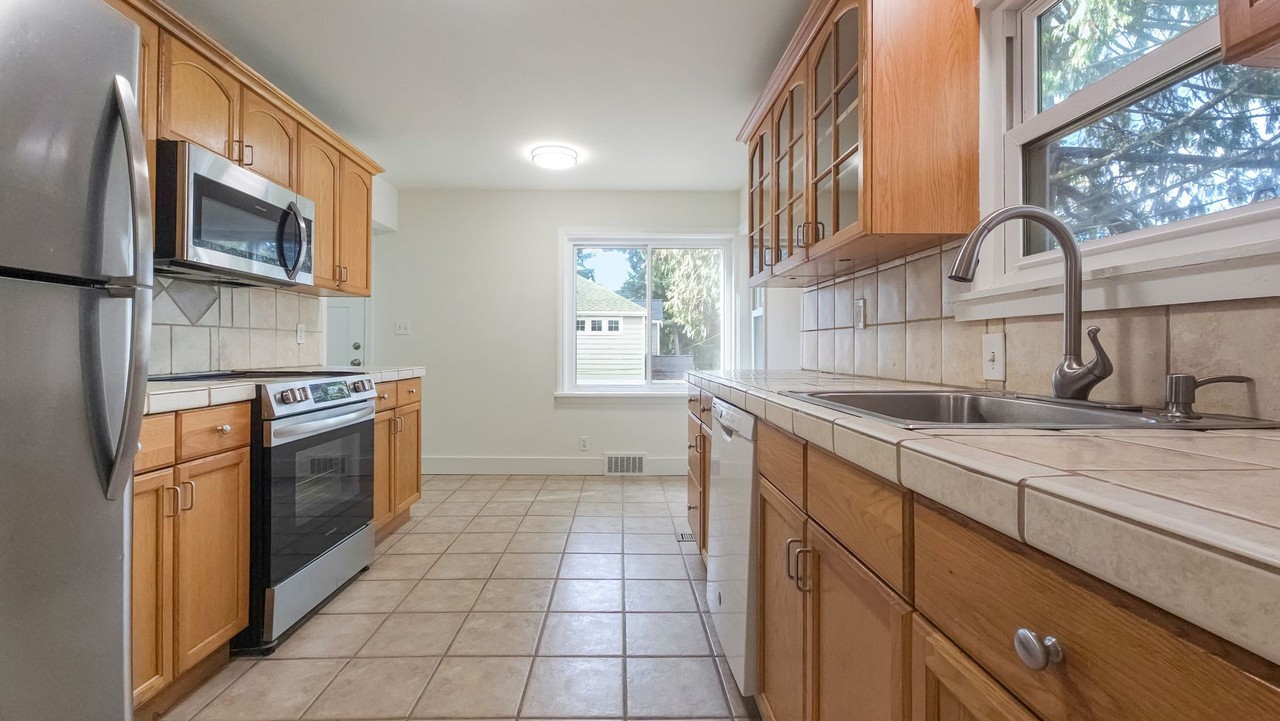 14357 36th Ave Ne - Photo 7 of 16