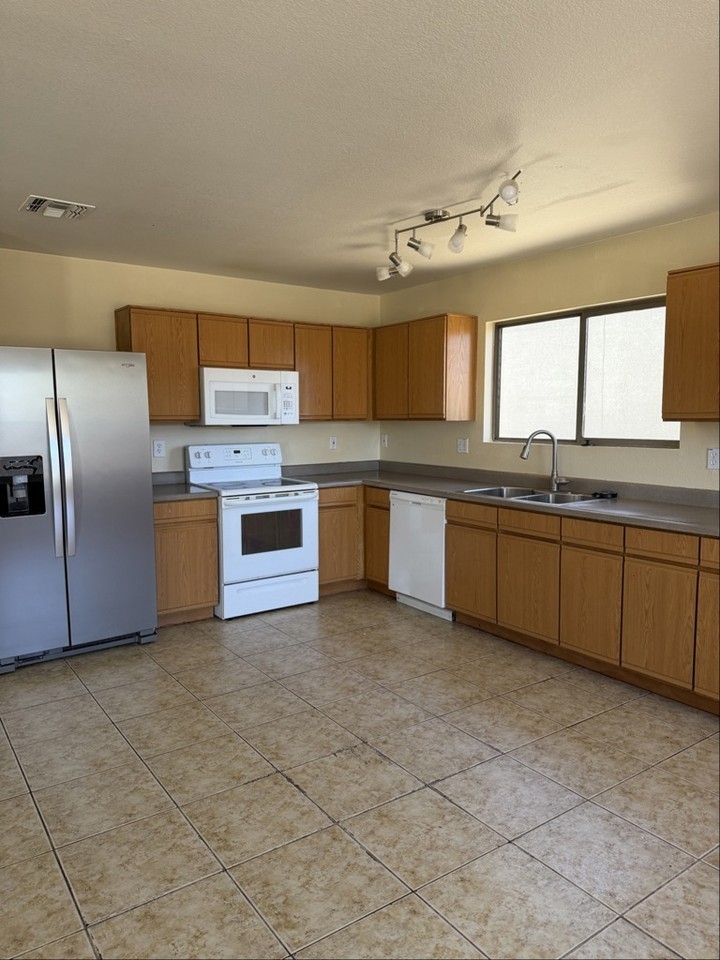 12852 N B St - Photo 2 of 21