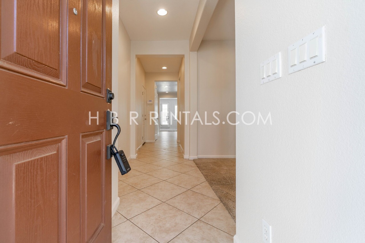 170 W Gallo Way - Photo 3 of 33