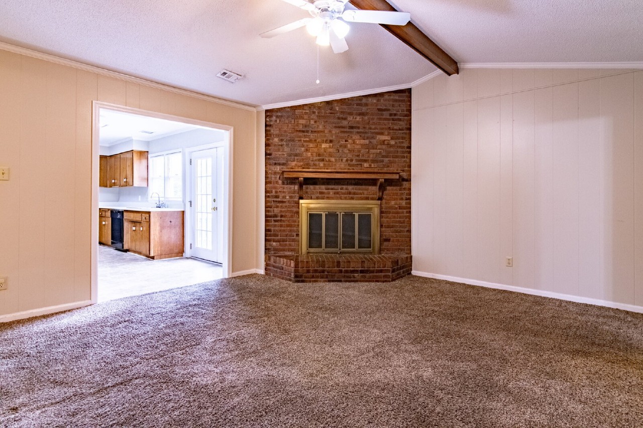2115 Northwood Cir - Photo 2 of 29