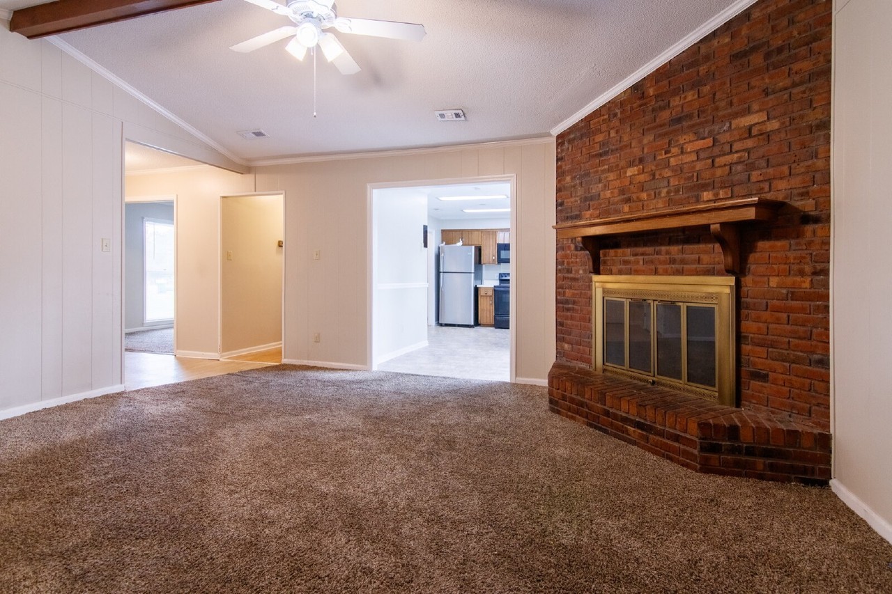 2115 Northwood Cir - Photo 3 of 29