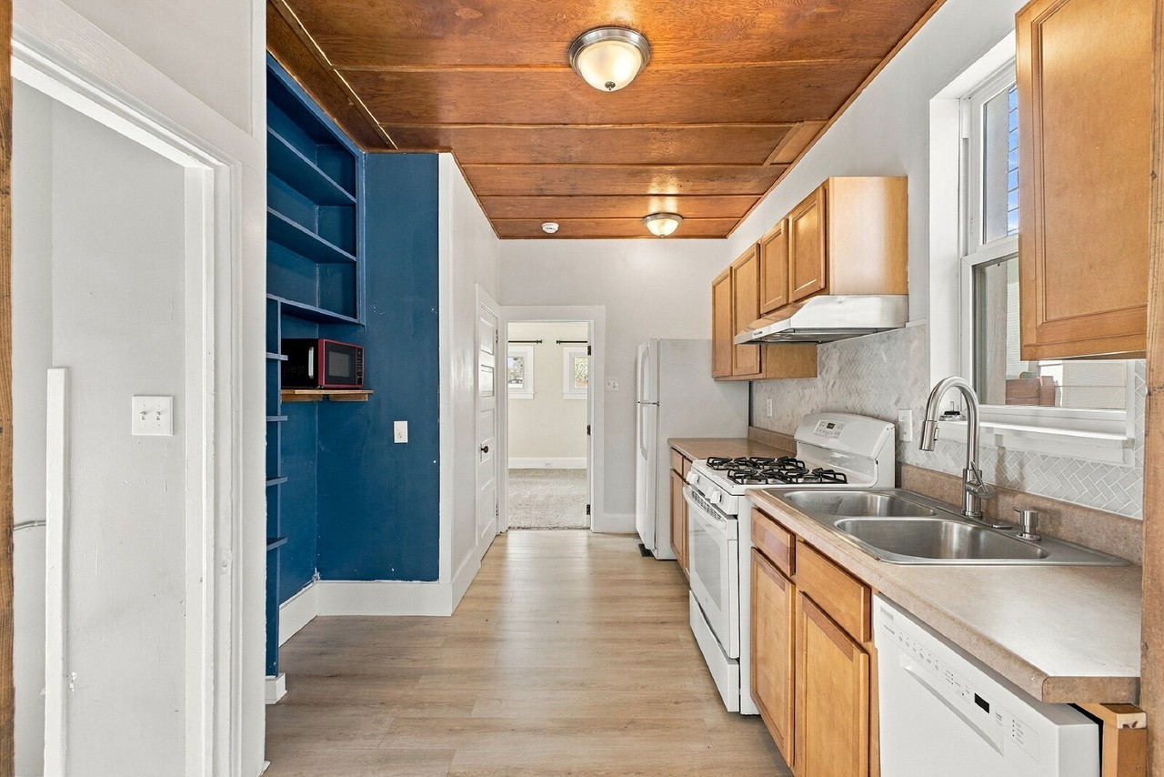 2715 N Cook St - Photo 7 of 37