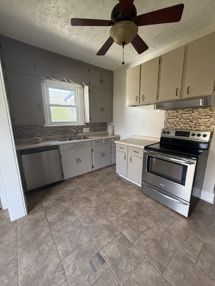 825 Brown St - Photo 3 of 15
