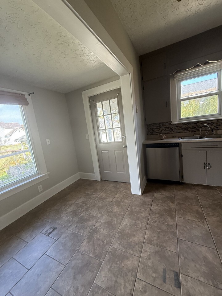 825 Brown St - Photo 5 of 15