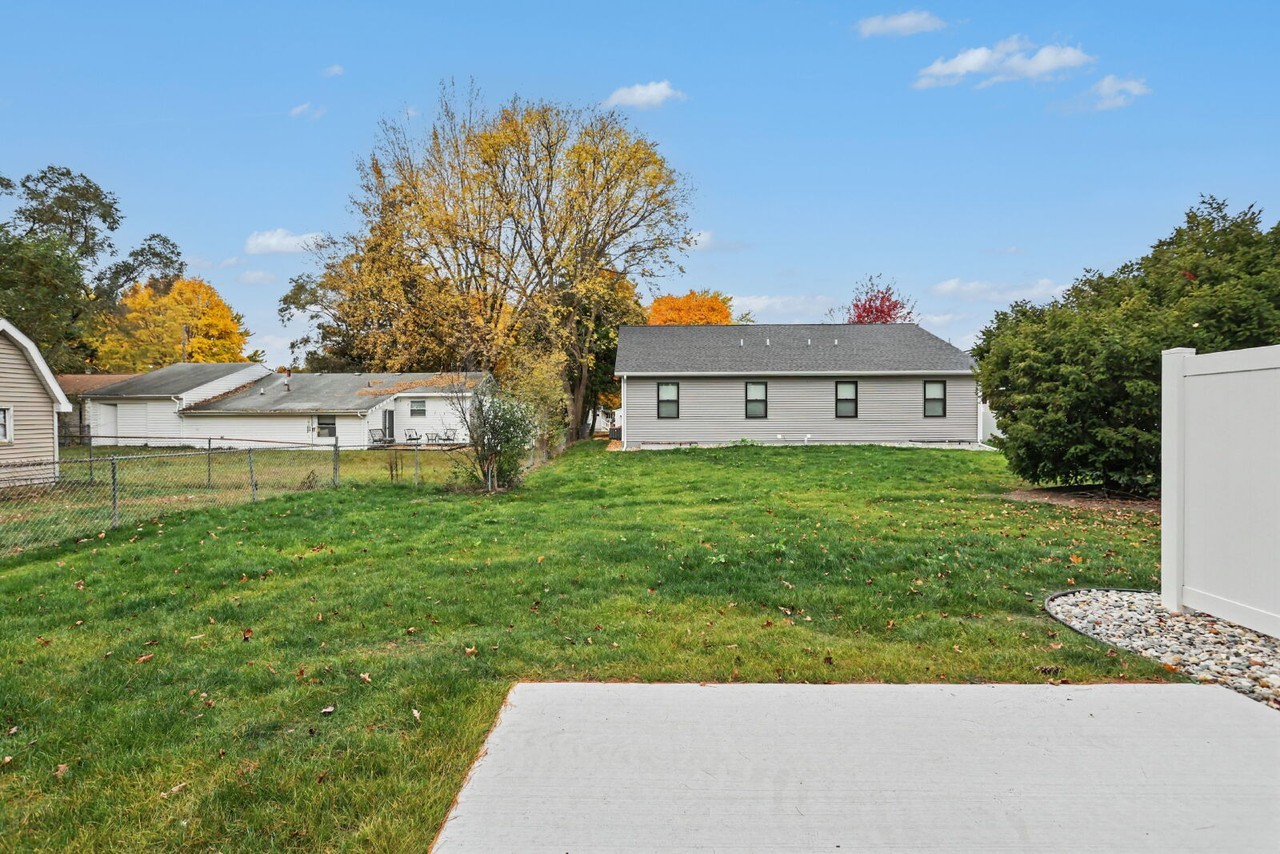 5001 Russell St - Photo 4 of 17