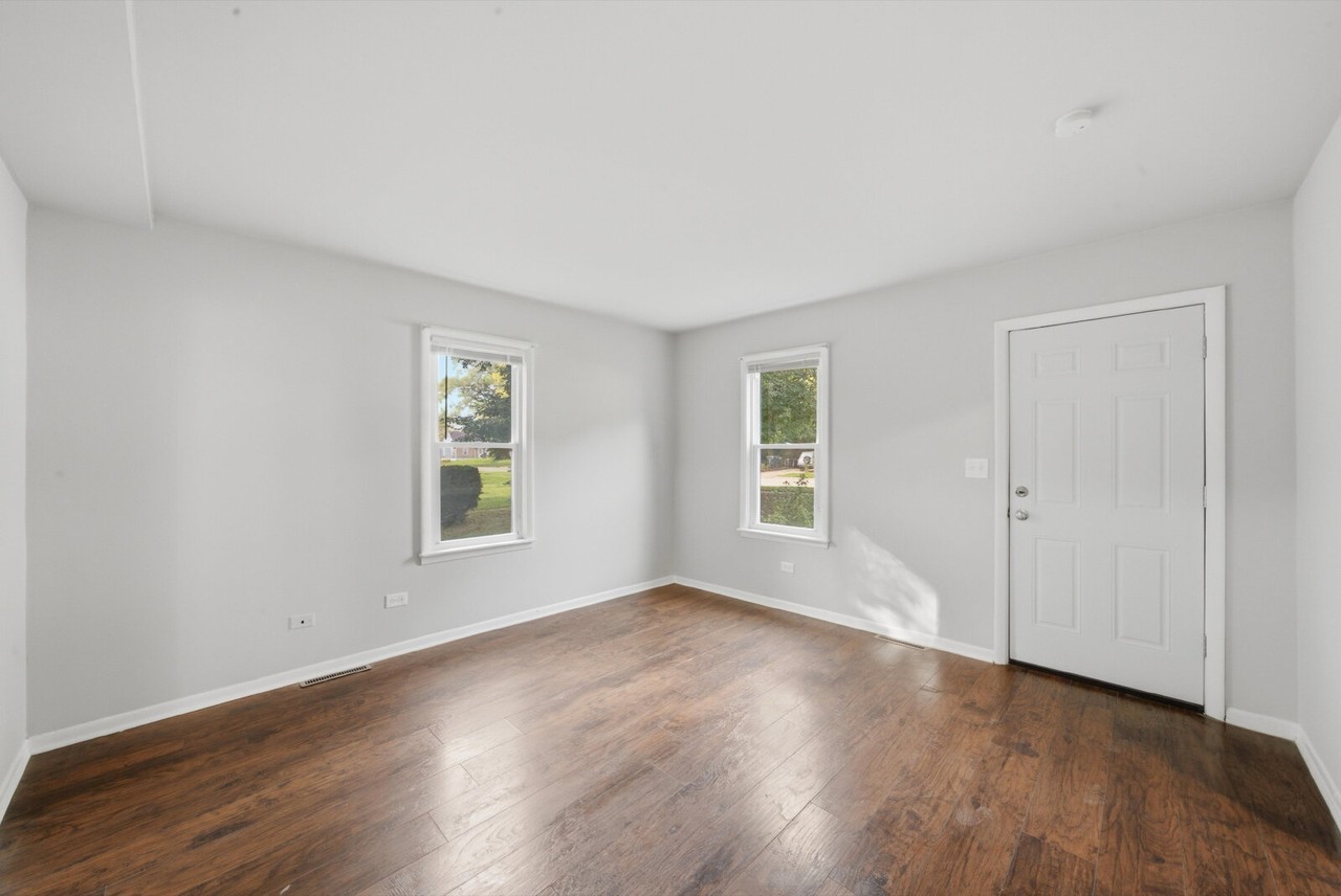 2613 Gilboa Ave - Photo 2 of 23