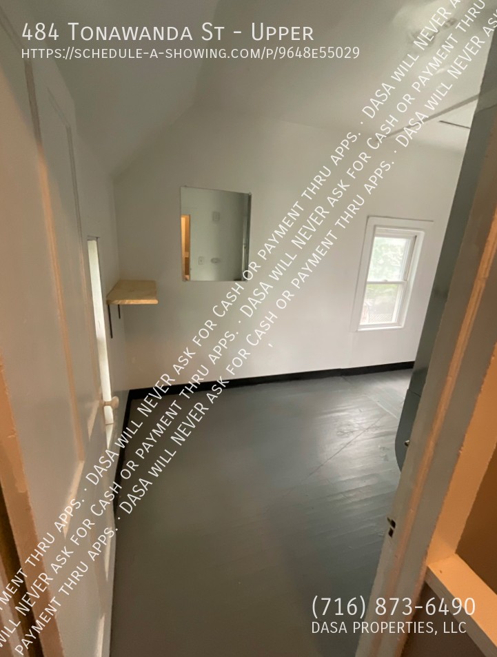 484 Tonawanda St - Photo 5 of 8
