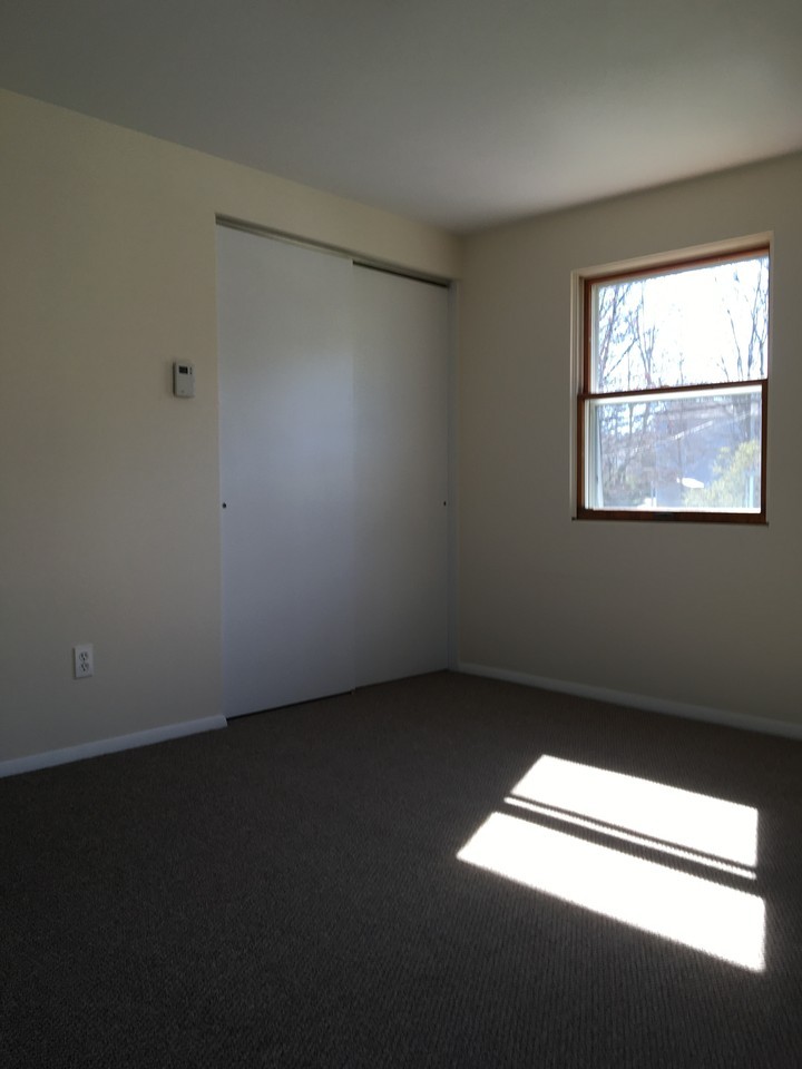 916 Squires Ave - Photo 4 of 15