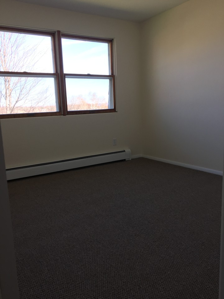 916 Squires Ave - Photo 5 of 15