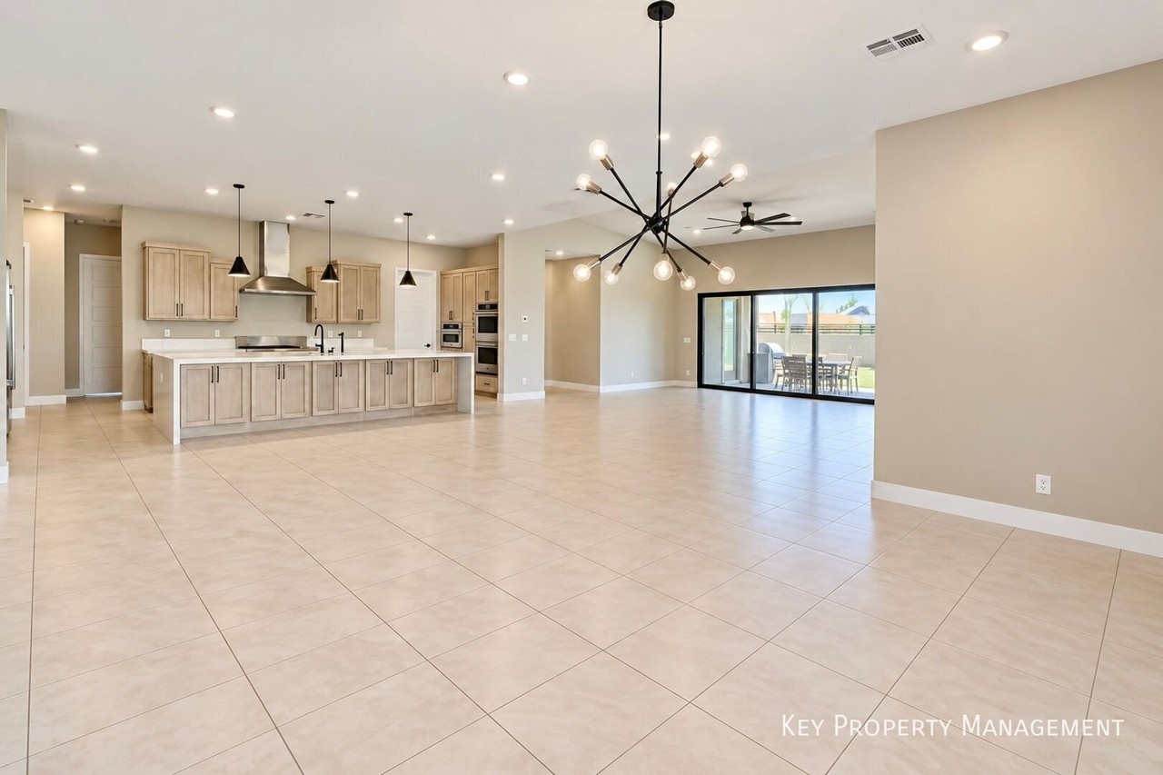 9983 Fremantle Ave - Photo 3 of 29