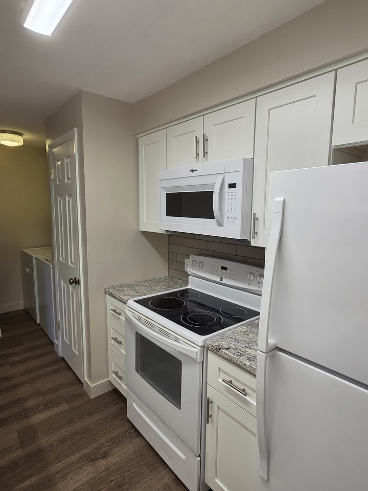 7700 W Glasgow Pl #5D - Photo 3 of 24